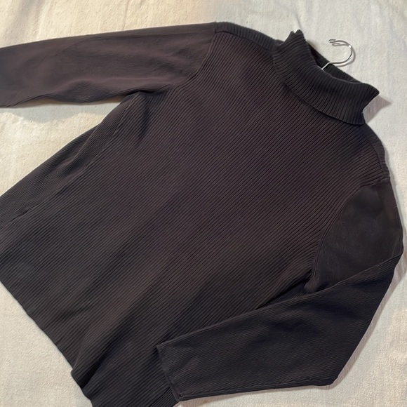Black long sleeve turtleneck size XL - Picture 2 of 4